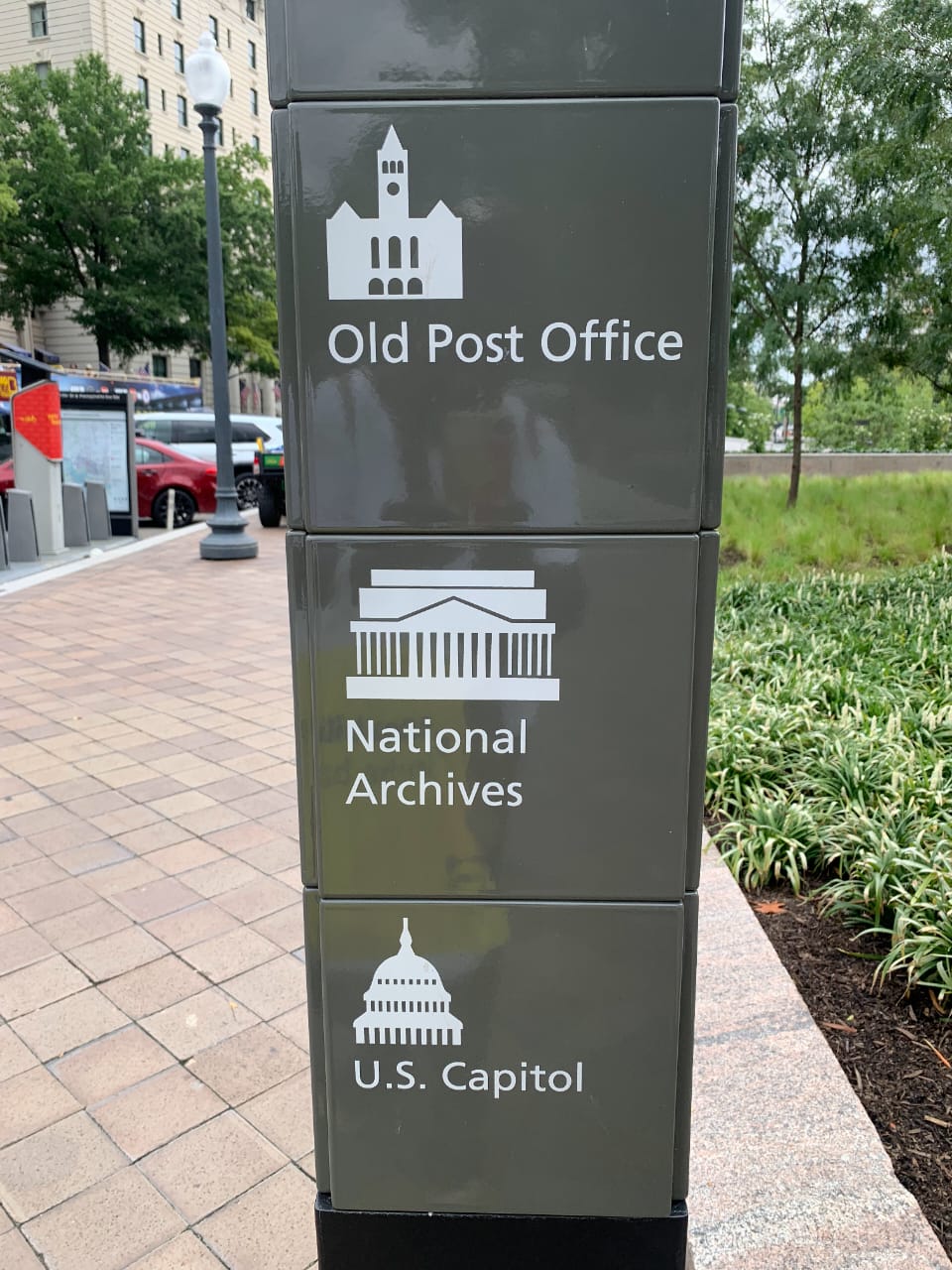DC landmarks directional signs