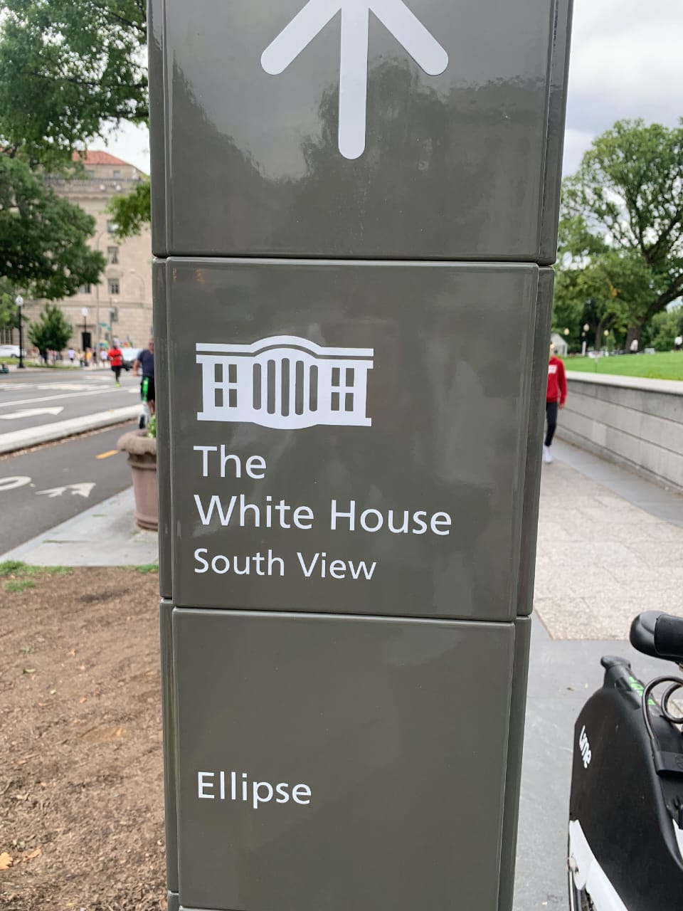 White House South View directional sign